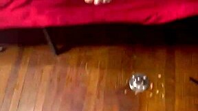 المراهقة الجميلة 18+ تضيق حول قضيب عملاق مع أقدام جميلة