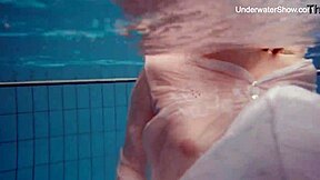 哇，Diana的大屁股和大奶在动作中真惊艳！