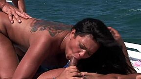 Mulâtre sexy double-pénétrée fort sur un bateau qui tangue