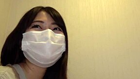 哇，看这个丰满的色情屁股在行动！破产美女为业余家伙提供家庭自制骑乘，喷水到处！😍