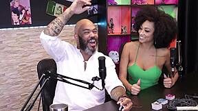 Segretaria sexy con tette naturali scopa il capo appassionatamente