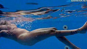 タトゥーの美女ミミ・チカとヌードで泳ぐ