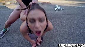 Дребна латиноамериканка с обръсната путка чукана здраво на публично място с тесен задник яздене