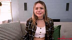 Geile Teen-Stiefschwester Mia Kay neckt Conor Coxxx im Schlafzimmer. Kann sie seinen Monster-Schwanz handhaben?