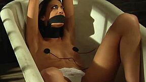 Lesbienne BDSM attachée et punie au fouet dans le garage par une maîtresse femdom cruelle pour domination hardcore et humiliation.