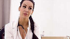 Лаком студент Jay Romero получава интимна помощ от училищната сестра Jamie Michelle