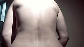 Hej, zobacz tę nimfomankę pasierbicę MILF, która daje dupsko w sypialni!