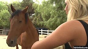 красивая блондинка-тин 18+ получает доггистайл на улице в горячей сцене