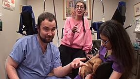 كيتي كاثرين تتحمل فحص نسائي قوي مع انتشار الكس بالمضلع في قيود لاتكس