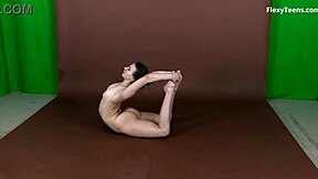 Sehr flexible Teen 18+ Rima zeigt ihre unglaublichen Fähigkeiten