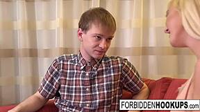 Η μεγάλοστηθη κοπέλα λαχταράει το χοντρό πούτσο του αδερφού της βαθιά μέσα στο στενό κορμί της