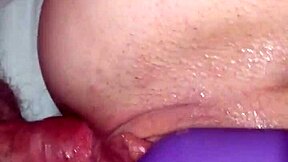 Усещам всеки тласък в тесния си задник с бръмчаща играчка