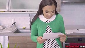 יו אדריאן מאיה, נזיינת עכשיו על ידי החורג?