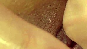 日本人ティーン18+レズビアンが剃毛ボディでオモチャ遊び。指を深く入れて楽しむ。