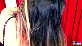 Seksowna Diavola złapana na striptizie przez gorącą MILF!