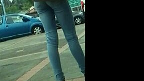 נערה שחורה 18+ אותנטית מנענעת בג'ינס צמוד במצלמה נסתרת