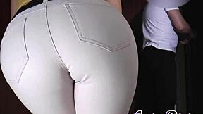 嘿，看亚洲女神Asia Divine被猛插屁股代替付款！😜