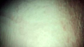 La matrigna con le mestruazioni condivide il letto con il figliastro durante le vacanze estive