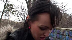 お父さんが野外で剃毛マンコを舐める、オジサンといい女の子と