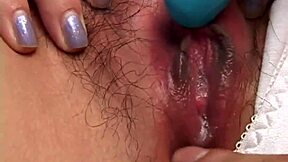 Jovem japonesa tira a roupa e provoca a câmera