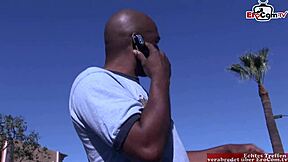 Sovány barna lány kis cicikkel fantasztikusan élvezi a hatalmas fekete farkat