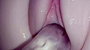 水晶鸡巴滑入可爱年轻少女的紧粉穴