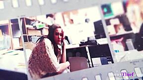 مراهقة 18+ تم القبض عليها تسرق في عطلة الصيف, أووه!