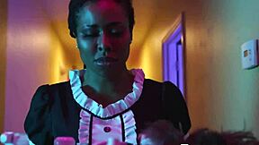 Pelayan seksi Kira Noir, bisa tolong pelanggan dengan doggystyle dan cegukan di kontol?