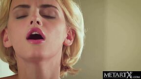 Carina bionda sexy si spoglia nuda per masturbarsi per te