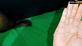 क्या तुमने देखा मेरी girlfriend खुद को fisting कर रही है और मेरा creampie ले रही है?