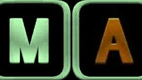 ベアリーリーガルティーンがベッドルームで顔面ファックされて中出し