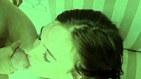 Kabarcık kalçalı genç 18+ parmaklamadan sonra yüzüne boşalma alıyor