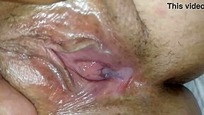 כוס ורודה של בן דוד חורג בהריון גולשת חלב אחרי חדירה מקרוב