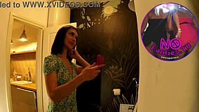 مربية أطفال جامعية ساخنة بكس ضيق تتخطى الملابس الداخلية في فستان صيفي