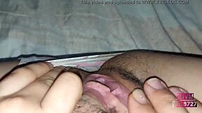 我的侄女炫耀她的大多汁阴部，想试试吗？