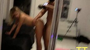 Emma Bugg prend une bite dans sa chatte super serrée