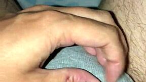 Adam 3'te uyanıyor ve külotuna boşalıyor