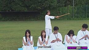 日本户外群交，饥渴18+少女渴望狂野群P