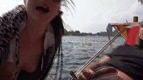 Starý německý chlap šuká mladou 18+ teenku venku.