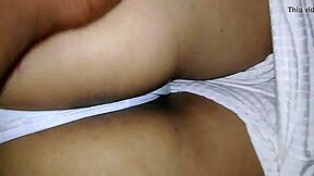 ¿Por qué mi hermanita se toca y se folla tan duro esta noche?