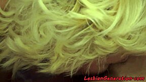 Euro zrela dobi svojo mokro pizdo prstano globoko od čudovite mlade lepotice v postelji