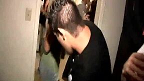 Na párty táto blondínka 18+ dostala olízanú pičku. Potom cucala kurac na verejnosti!