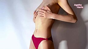 Tjej i olja retar med vibrator för intensiv solo lek