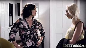 Жена Krissy Lynn находит мужа трахающего няню и присоединяется