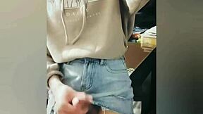 ¡Wow! Shemale adolescente se corre duro en shorts públicos!