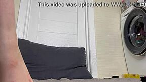 इस डिल्डो पर चढ़ो और मेरे साथ उस शेव्ड चूत को उंगली करो!