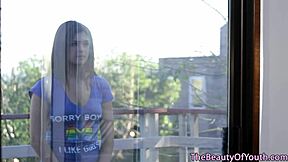 हॉट डेम! ट्रिबिंग लेस्बियन डुओ फिंगर और लिक करती है वाइल्ड फ्रेंजी में!