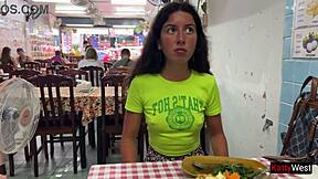 Katty West'i Asya Kafesinde Külotsuz Amını Gösterirken Gördün Mü?