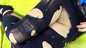 मैंने अपनी पैंटीहोज को फाड़कर टॉय से खुद को चोदा