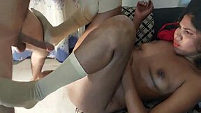 अरे बेब, क्या देखना है इस desi couple को घर पर banging करते हुए?